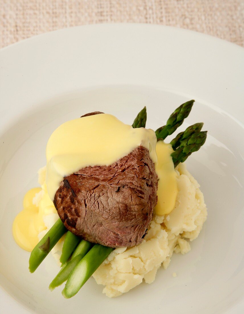 Beef with bernaise sauce, green asparagus and mashed potatoes