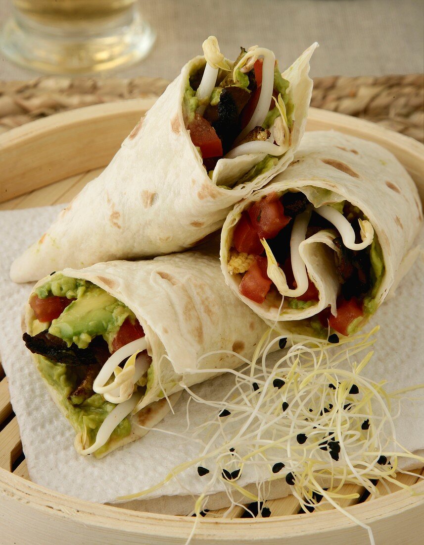 Wrap mit Gemüse, Sprossen und Guacamole