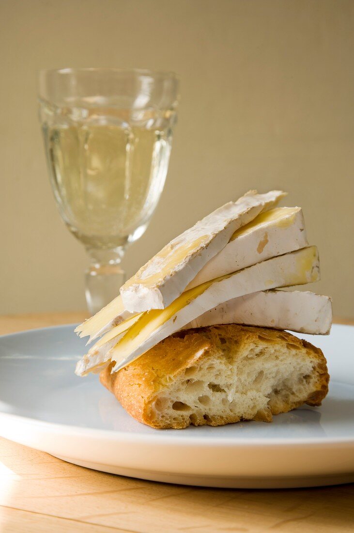 Brie with white bread and white wine