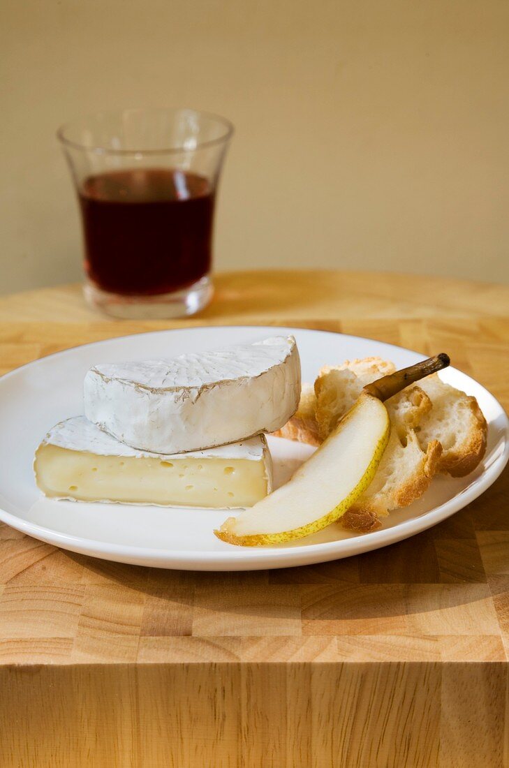 Camembert with pears, white bread and red wine