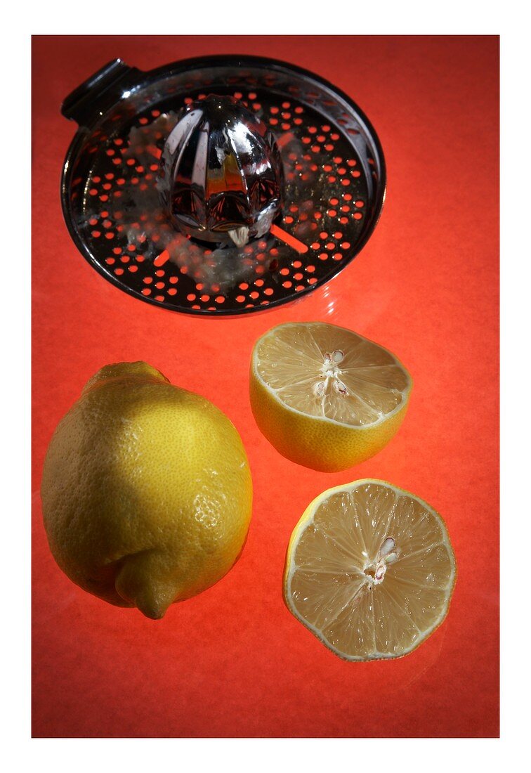 Zitronen und Zitruspresse