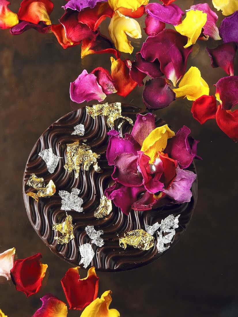 Schokolade mit Blattgold und Rosenblättern