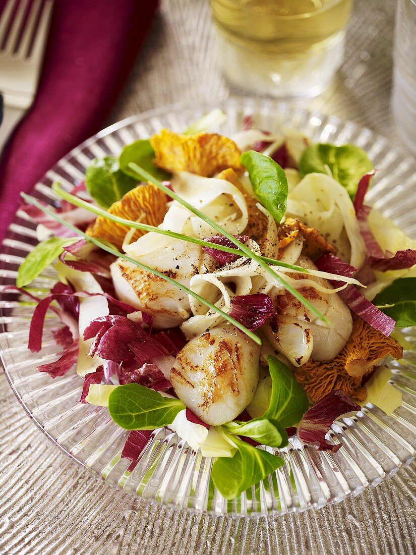 Scallop salad with chanterelle mushrooms
