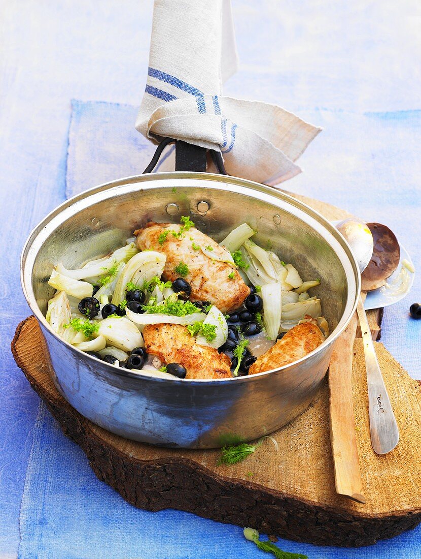 Chicken with fennel and olives in a pan