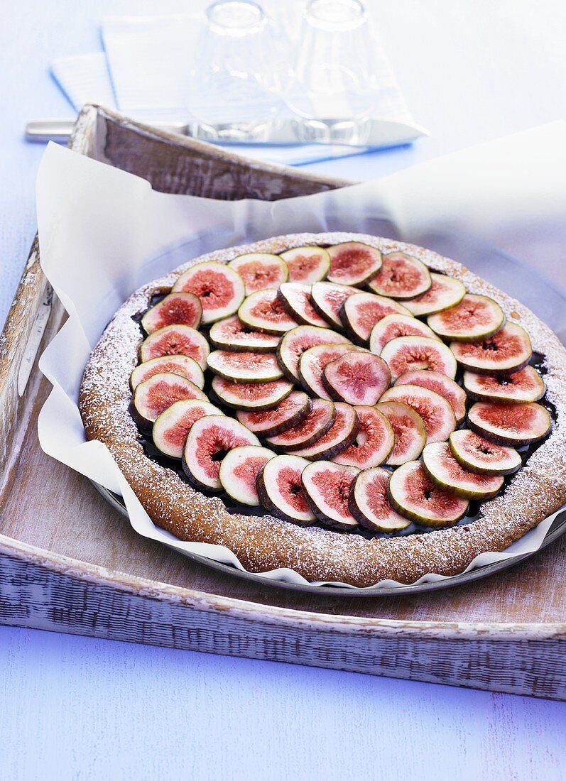 Fig tart with icing sugar