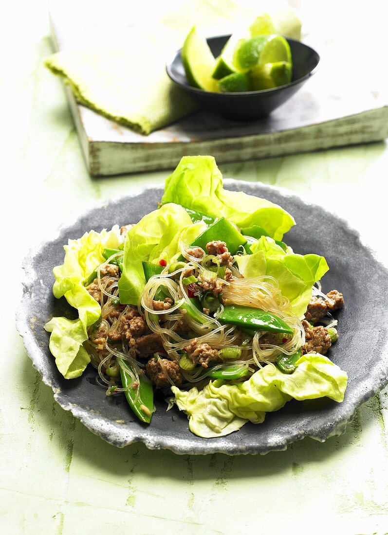 Glasnudelsalat mit Fleisch und Zuckerschoten