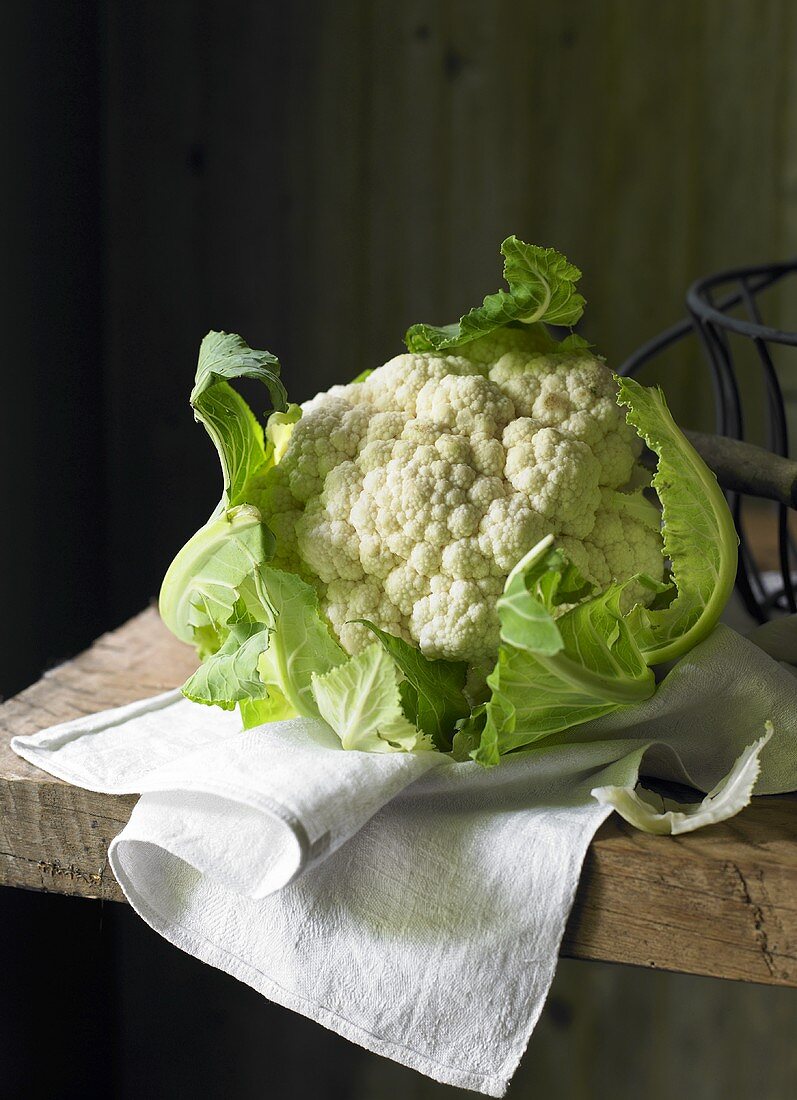 A cauliflower on a dish cloth