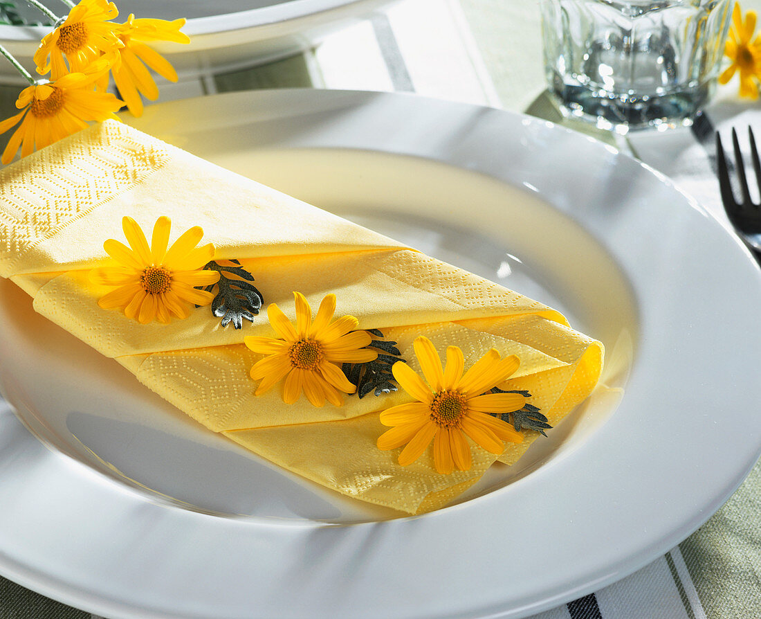 Yellow marguerite napkin decoration 