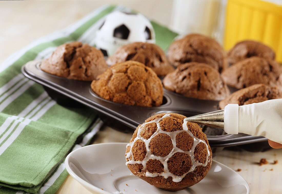 Fussball-Muffins verzieren
