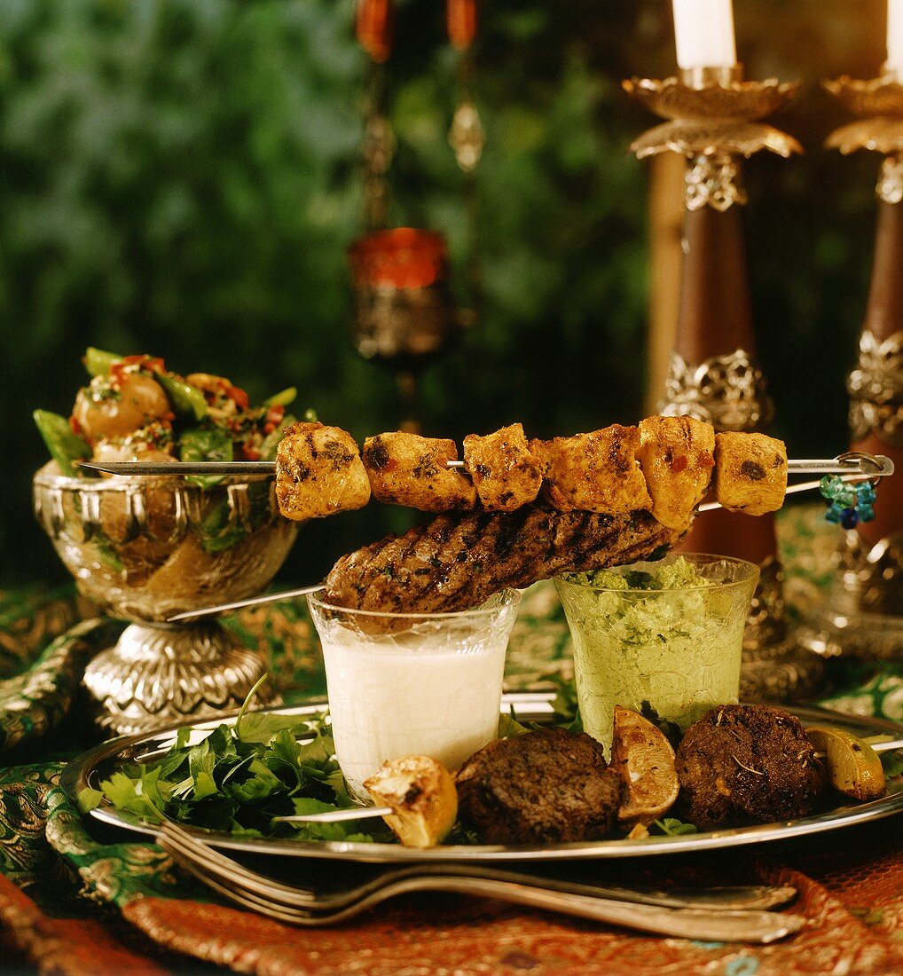 Orientalische Spiesse (Hähnchen, Lamm, Rind) mit Dips