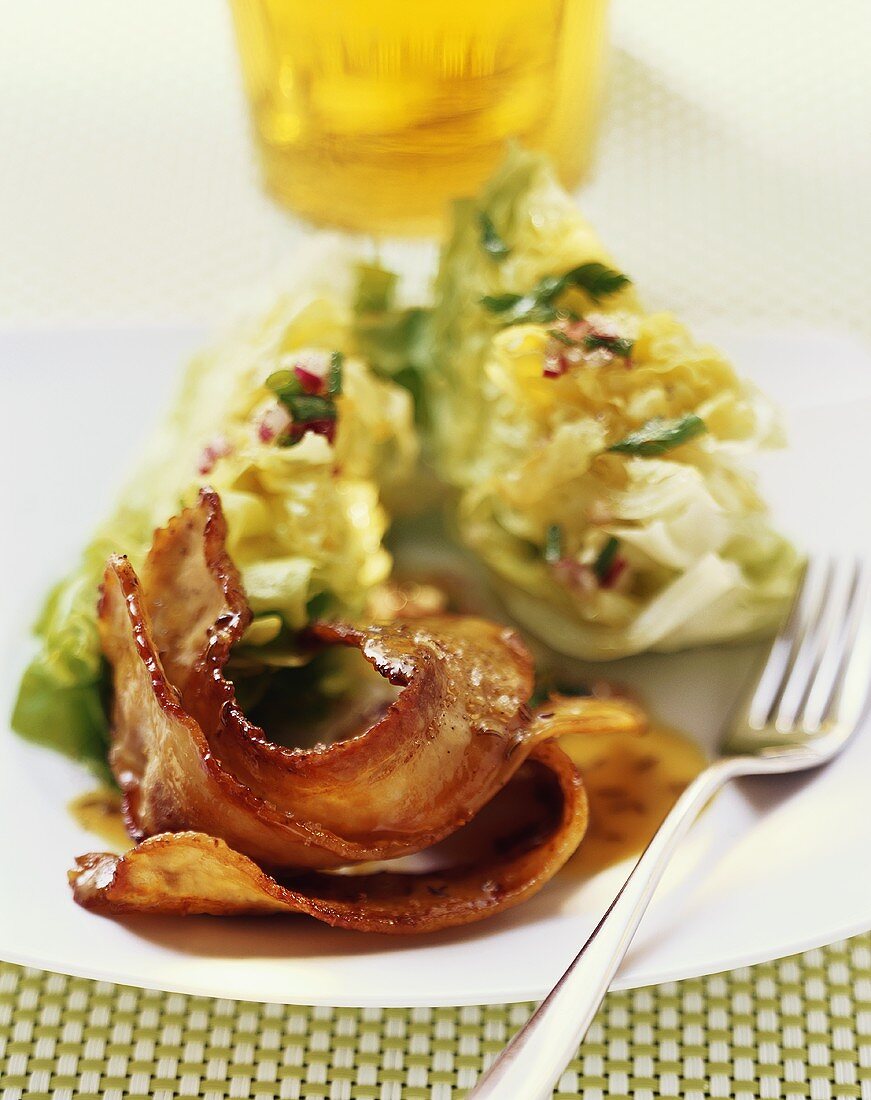 Slices of glazed belly pork with lettuce