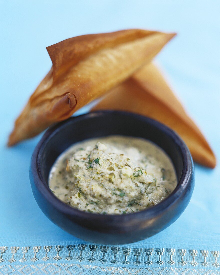 Samosas with coconut chutney (India)