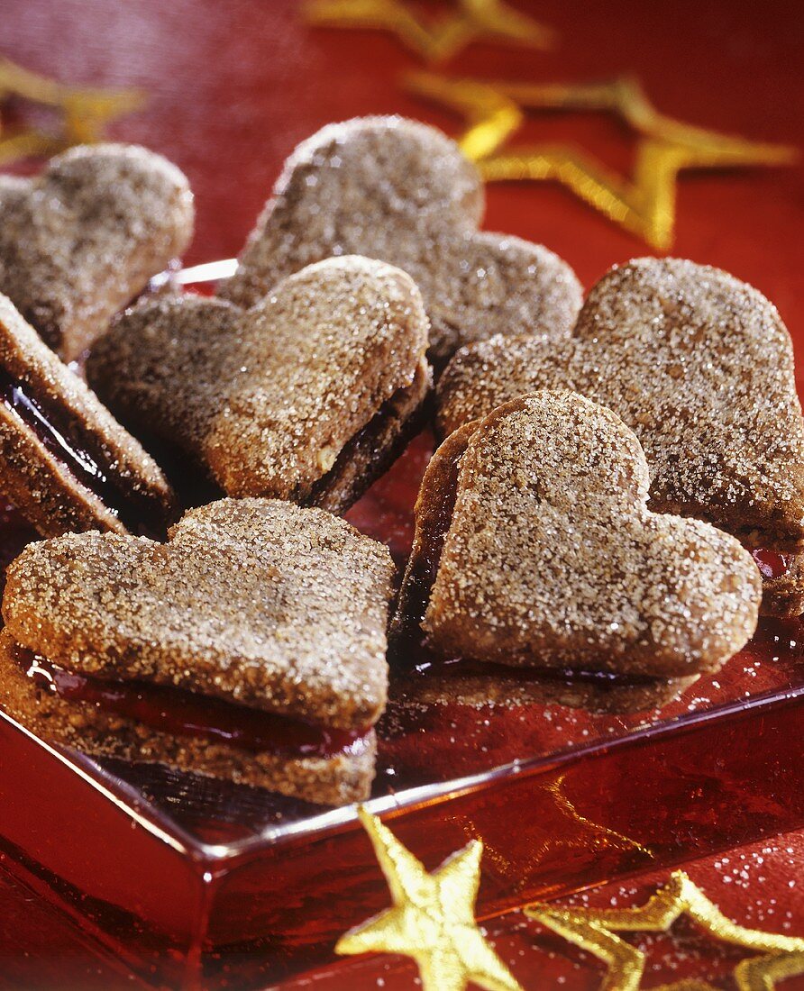 Heart-shaped cinnamon biscuits with jam filling