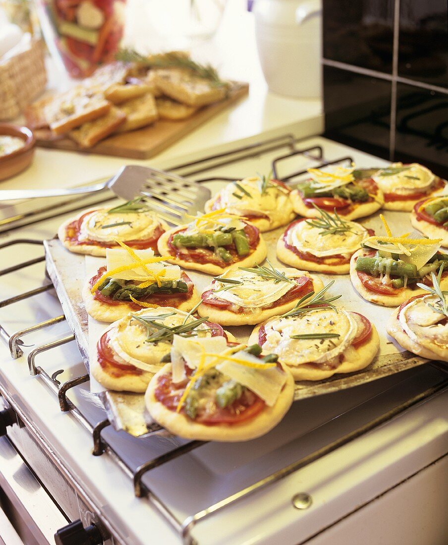 Mini-pizzas with goat's cheese and asparagus