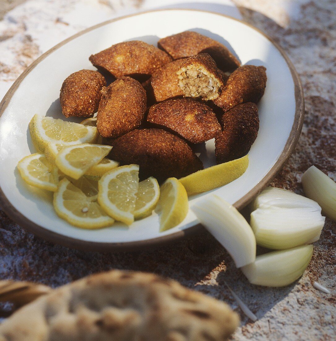 Frittierte Kibbeh (Bulgur-Hack-Klösschen aus dem Orient)