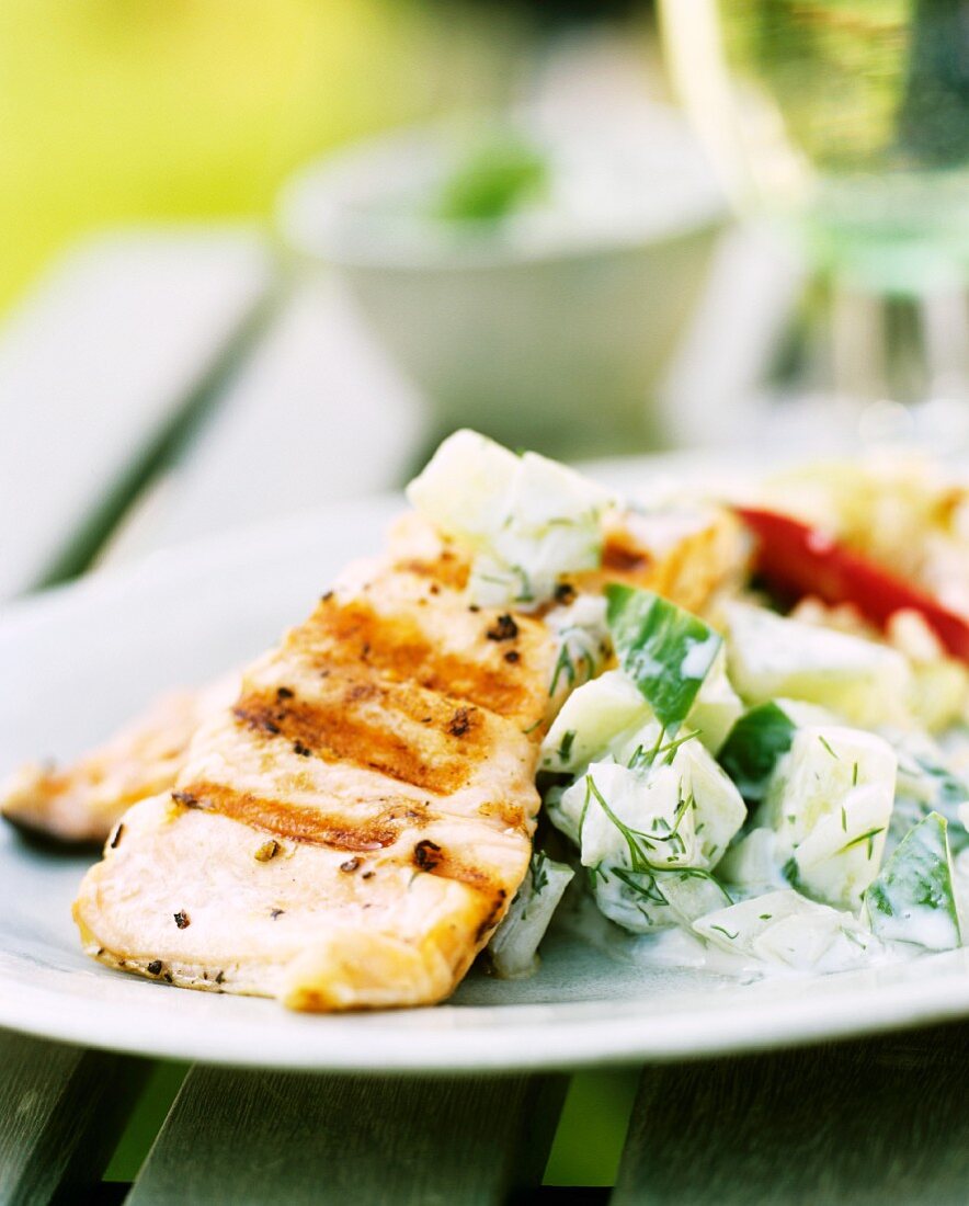 Gegrilltes Thunfsichsteak mit Gurkensalat