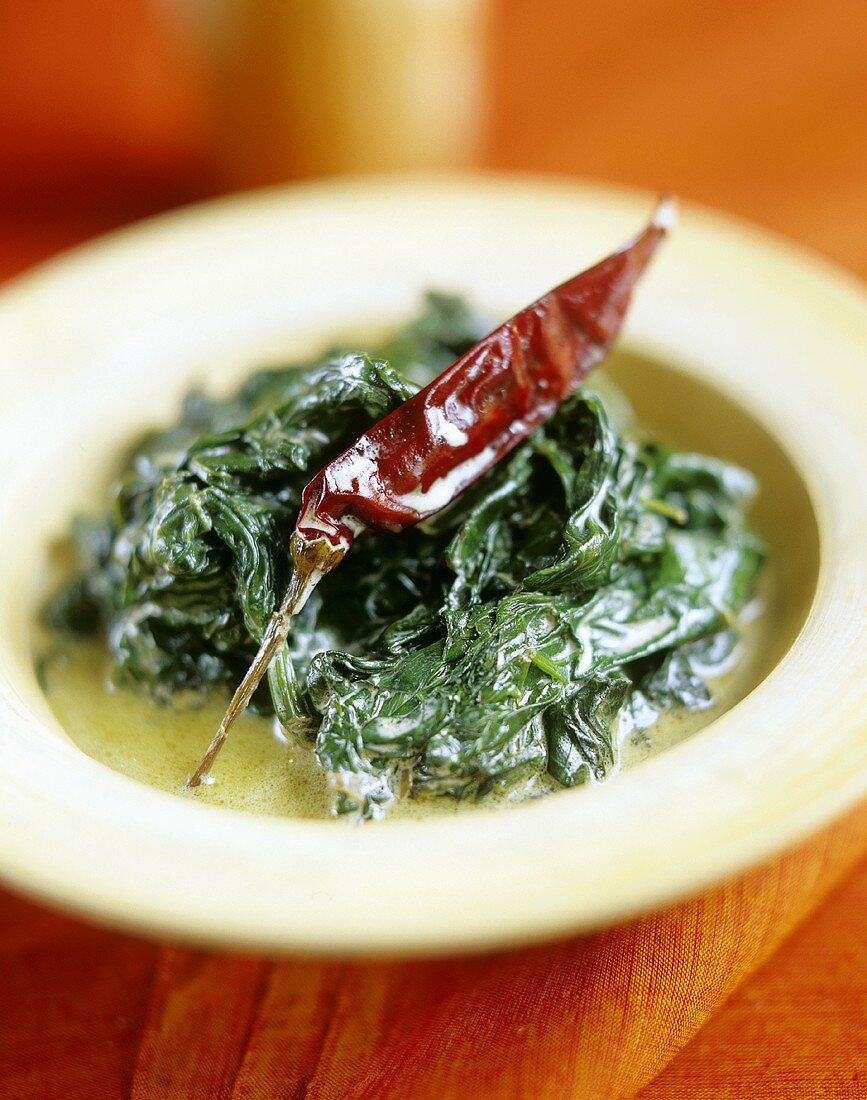 Mogul-style spinach with chili pepper