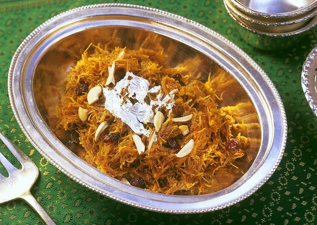 Sewain ka muzaffar (Fried noodles with raisins, India)
