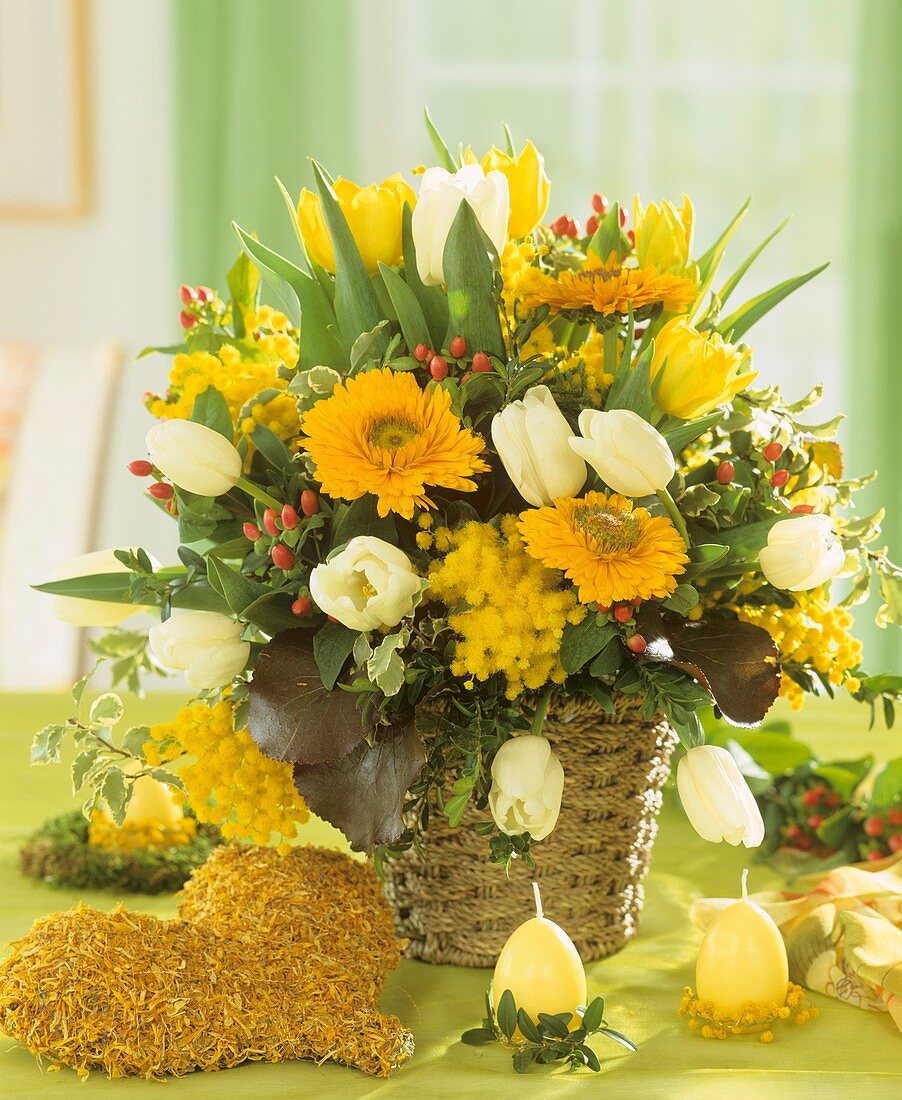 Osterstrauss mit Ringelblumen, Mimosen und Tulpen