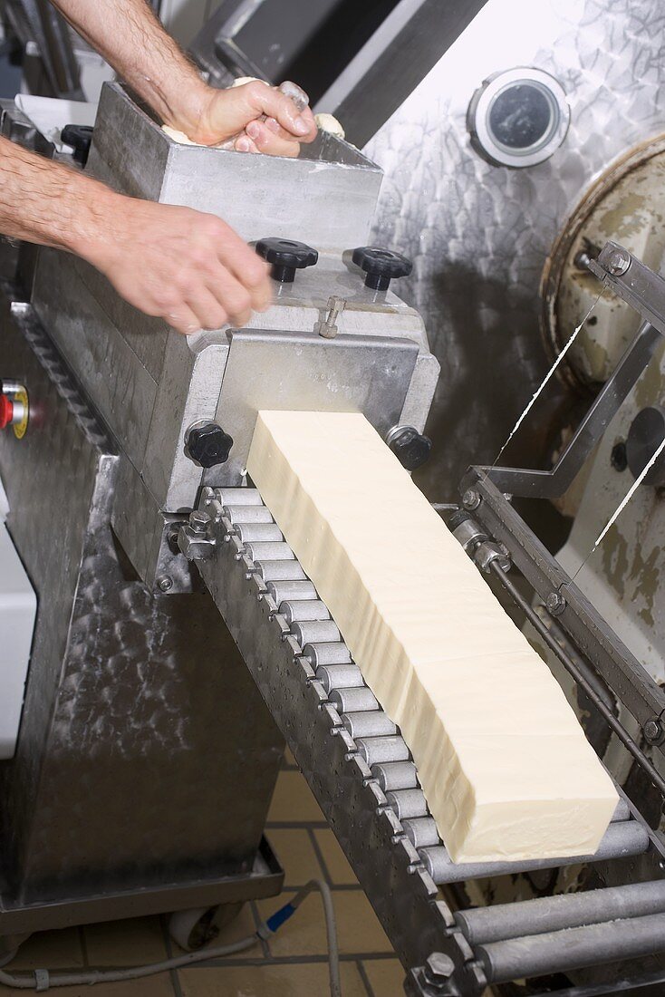 Butter mit Maschine zu Blöcken formen