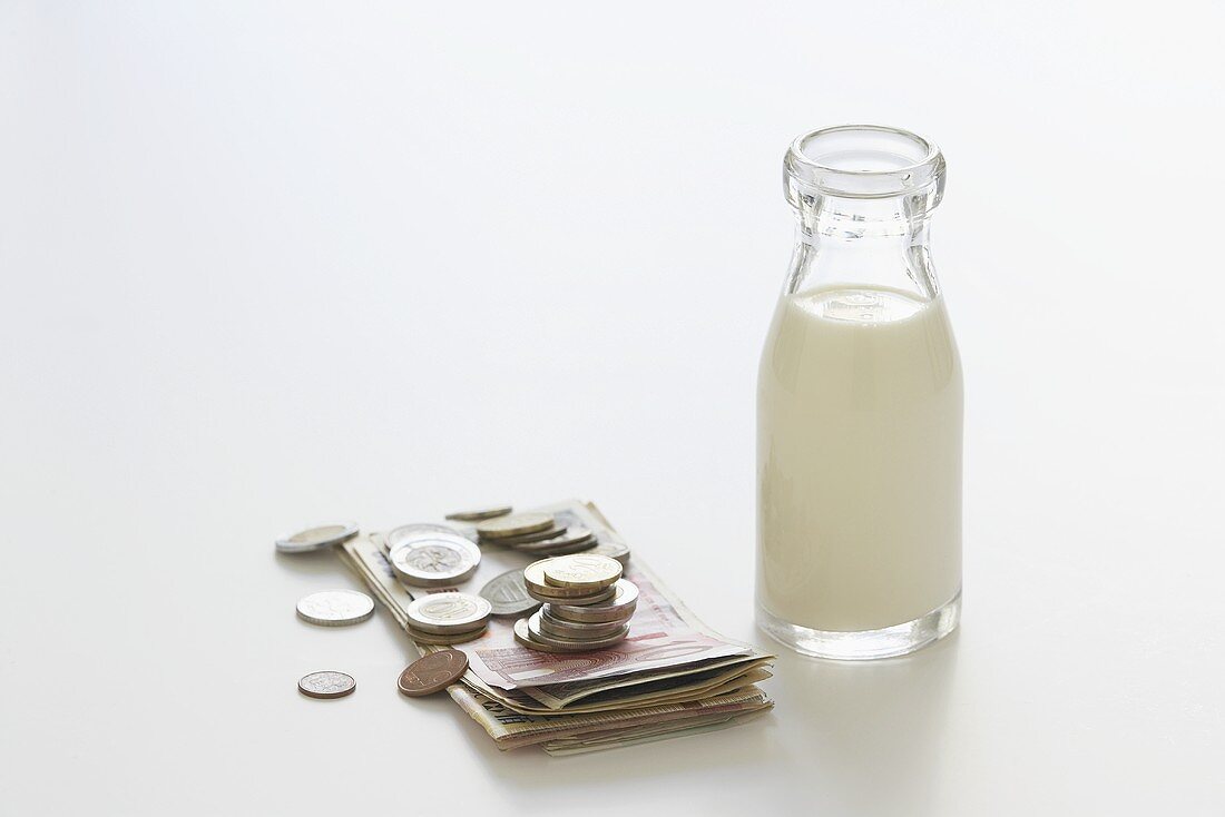 Flasche Milch und Geld