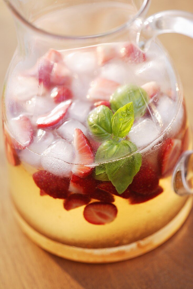 Erdbeerbowle mit Basilikum im Glaskrug