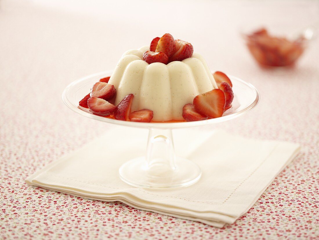 Vanilla blancmange with strawberry salad