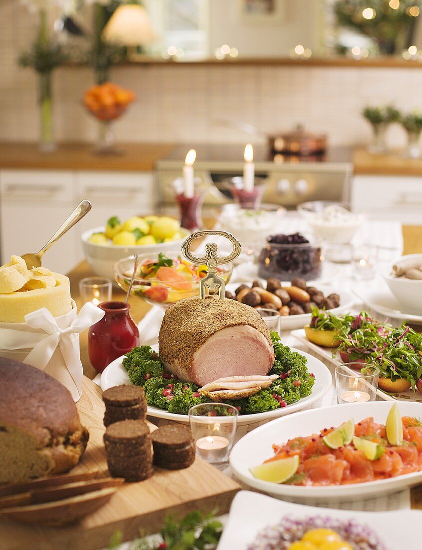 Gedeckter Tisch mit Weihnachtsgerichten aus Schweden