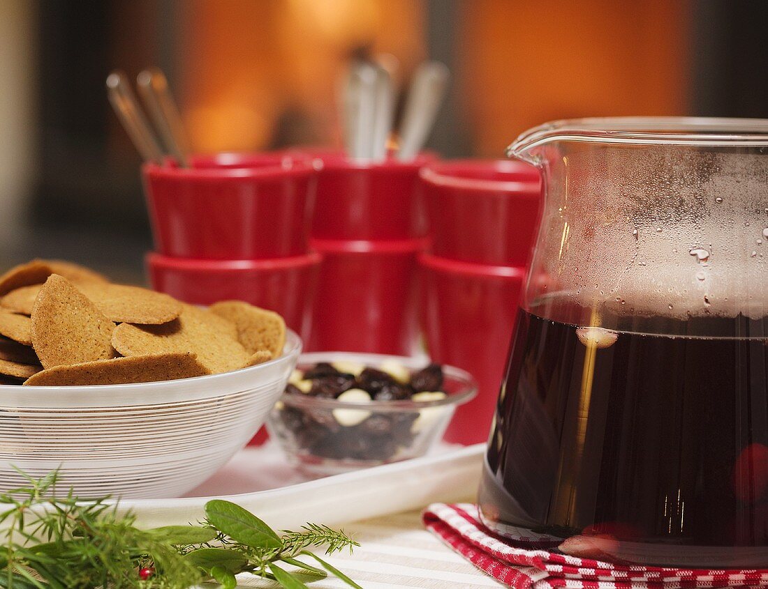 Glögg und Pfefferkuchen am Weihnachtsbuffet (Schweden)