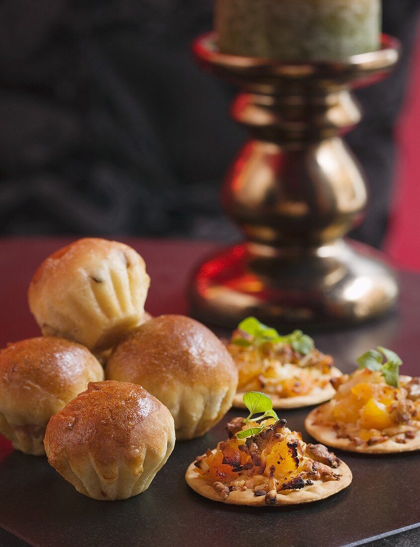 Mini-brioches and crackers topped with chutney