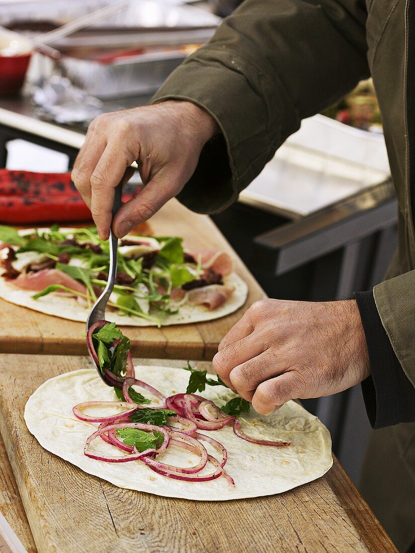 Piadina mit Zwiebeln und Petersilie belegen