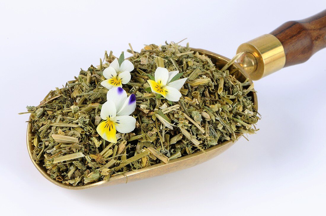 Field pansies, fresh and dried, in scoop