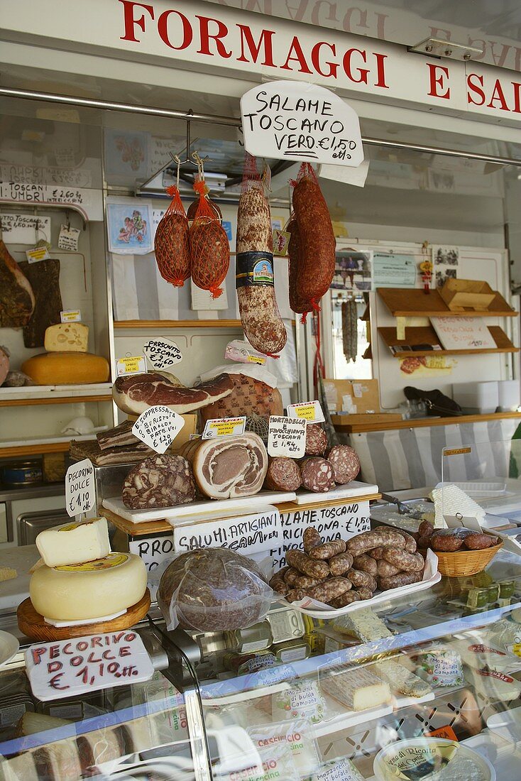Marktstand mit Wurst und Käse in Italien