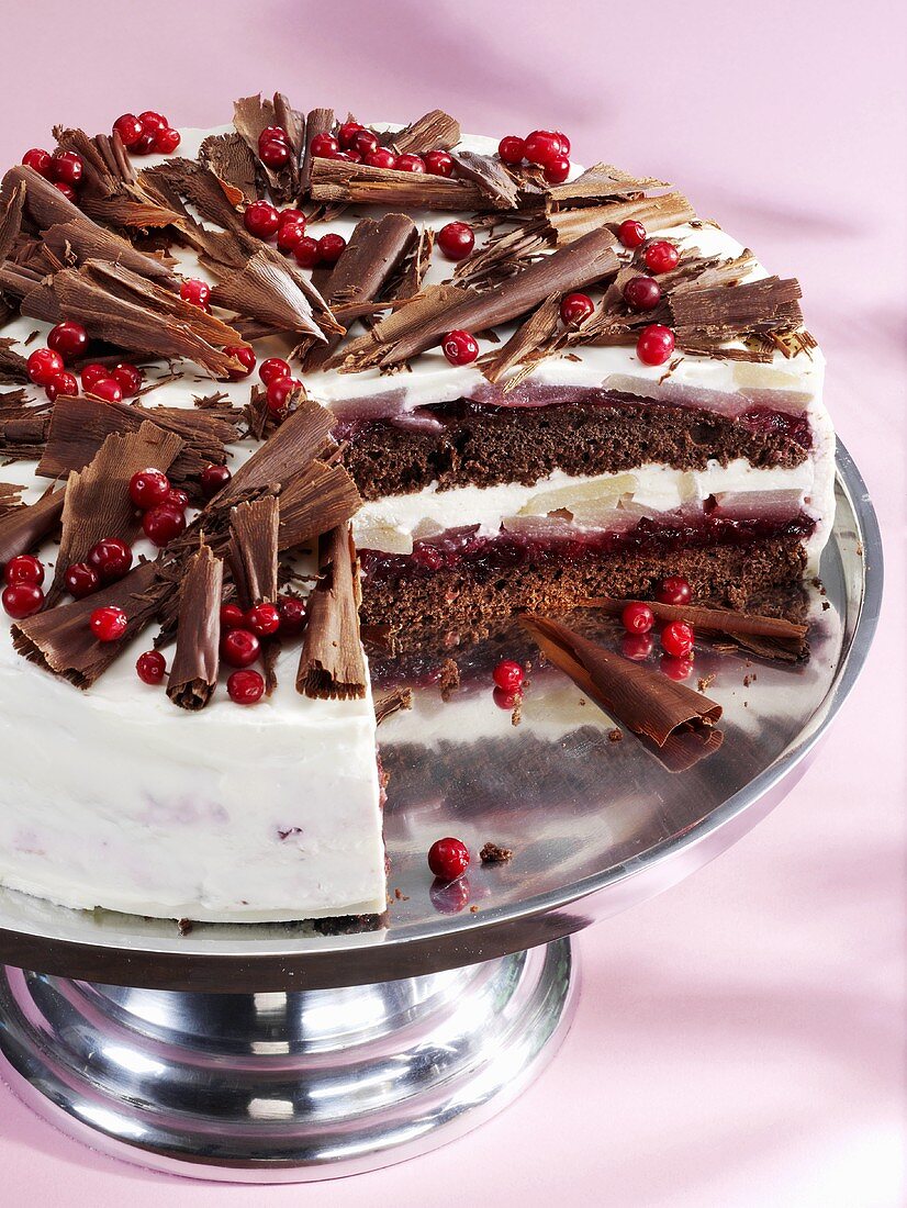 Schokotorte mit Birnen und Preiselbeeren, angeschnitten