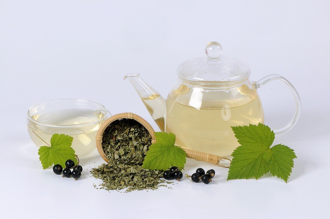 Blackcurrant leaf tea, tea leaves and blackcurrants