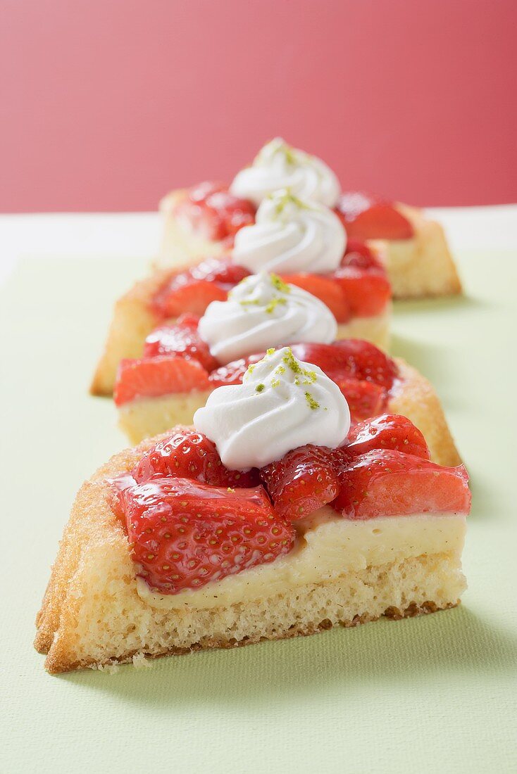 Erdbeerkuchen mit Vanillecreme (mehrere Stücke)