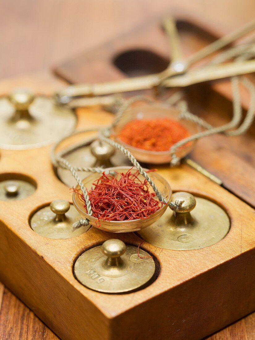 Saffron threads and saffron powder in scale pans