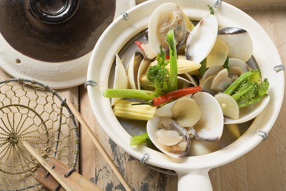 Muscheln mit Maiskölbchen und wildem Brokkoli (Asien)