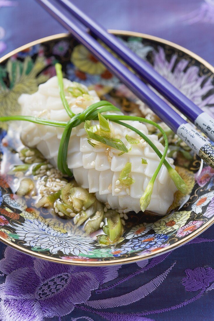 Tintenfisch mit Frühlingszwiebeln und Sesam (China)