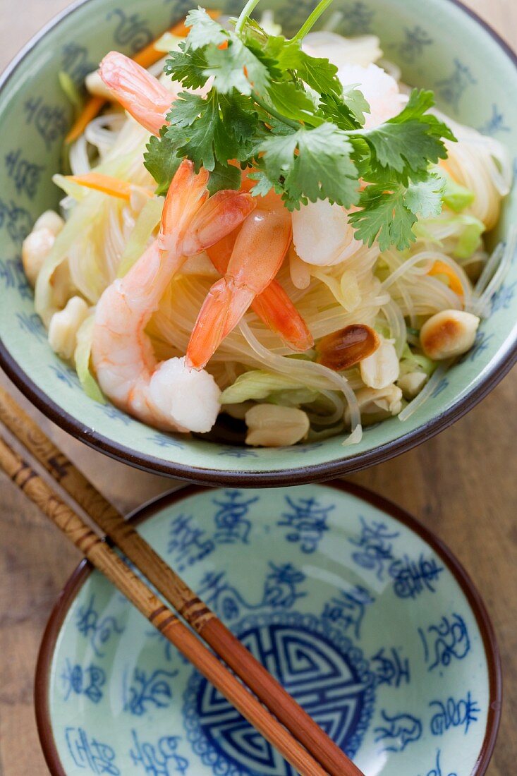 Glasnudelsalat mit Garnelen und Erdnüssen (China)