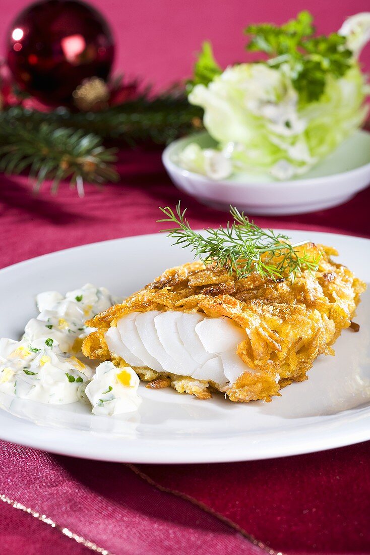 Fish fillet in cornflake coating with remoulade (Christmas)