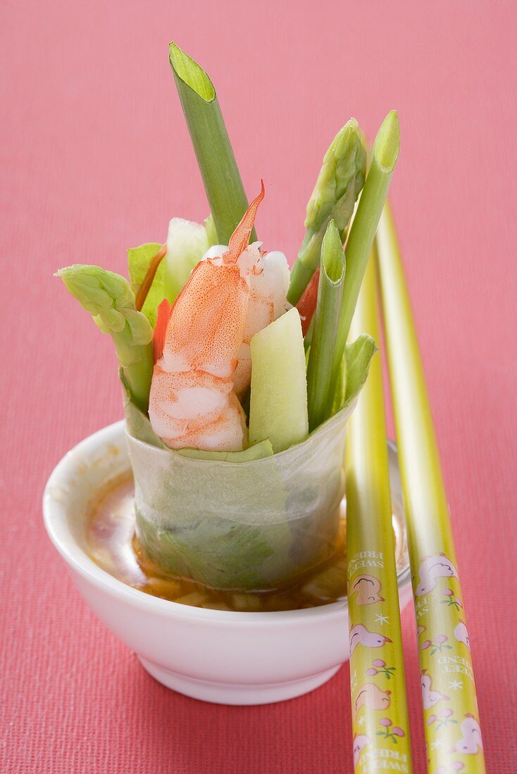 Reispapierrolle mit Garnelen, Gemüse und Dip (Asien)