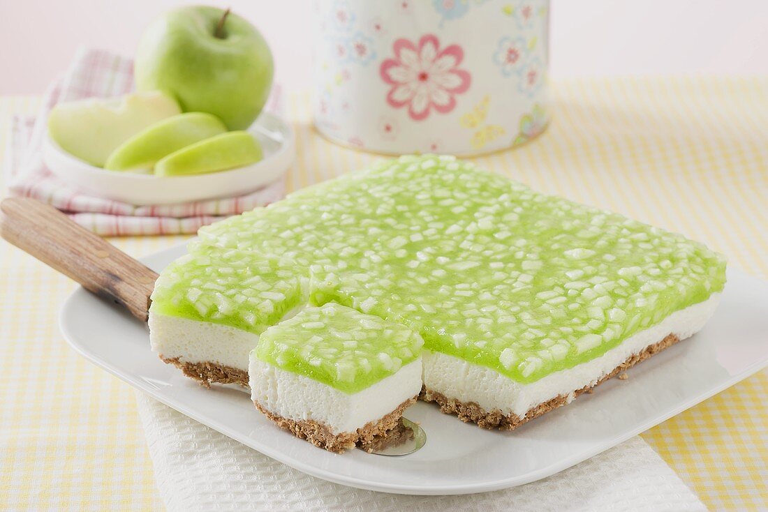 Apple yoghurt cheesecake, pieces cut