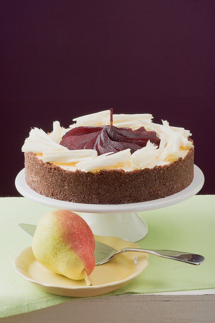 Käsekuchen mit Rotweinbirnen und weissen Schokospänen