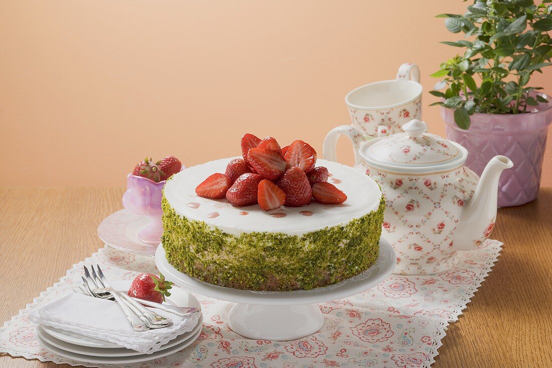 Erdbeer-Joghurt-Torte mit Pistazien