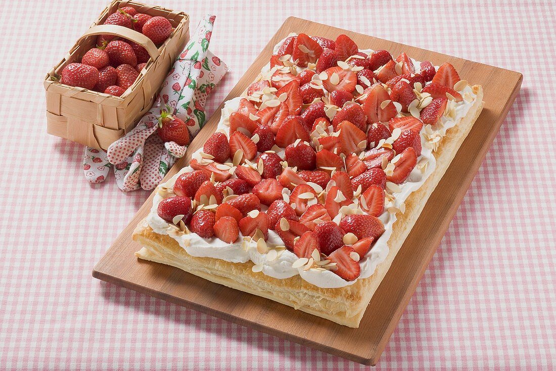 Blätterteig-Erdbeer-Kuchen mit Sahne und Mandelblättchen