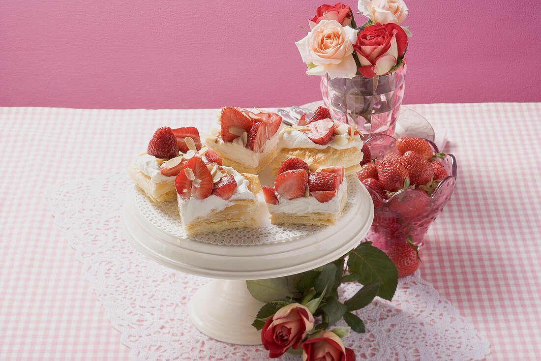 Mehrere Stücke Blätterteig-Erdbeer-Kuchen mit Sahne