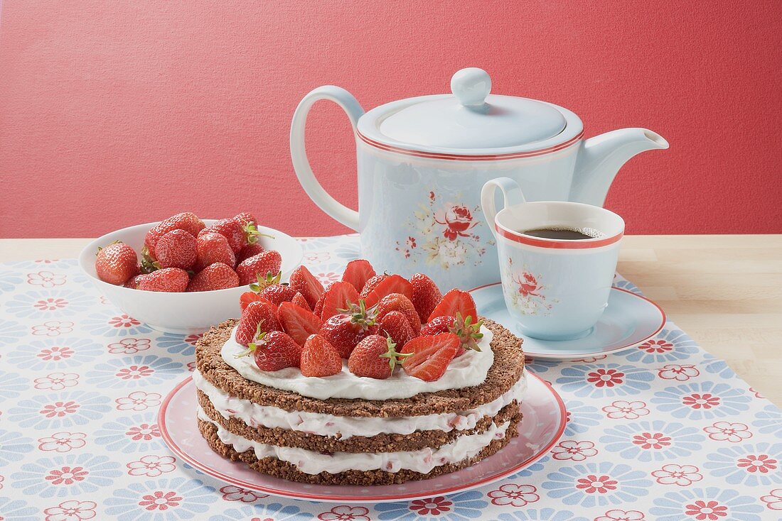 Erdbeer-Sahne-Torte und Kaffee