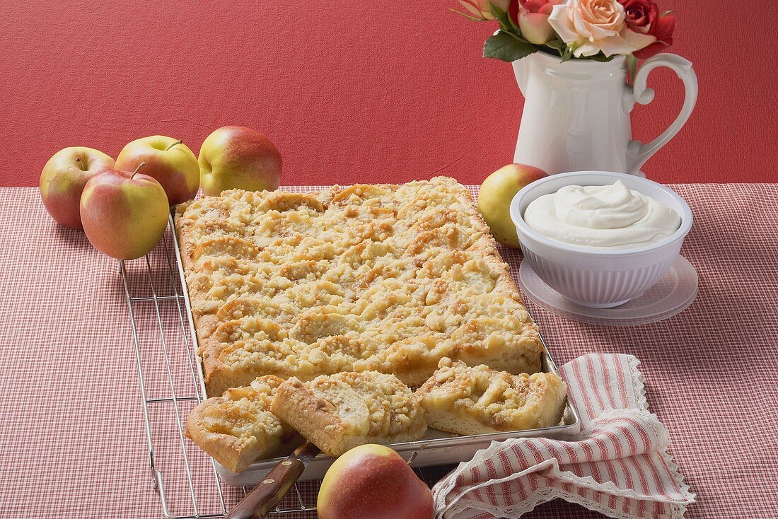 Apfel-Streusel-Kuchen auf Backblech, Sahne, frische Äpfel