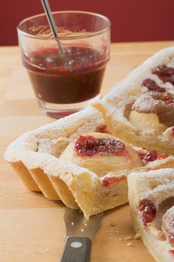 Bratapfelkuchen mit Marmelade, angeschnitten (Close Up)